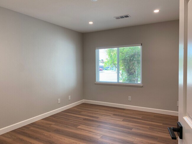Building Photo - 900 Apricot Ln