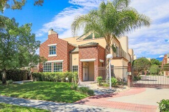 Building Photo - Spacious renovated townhouse in Arcadia fo...