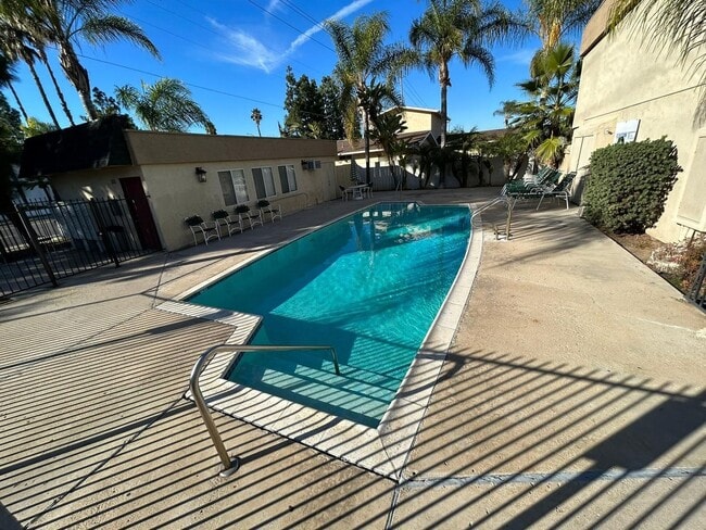 Building Photo - 2 Bedroom 1.5 Bath Townhome. Gated Community. Upgraded & 2 Parking Spaces