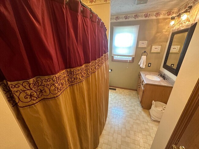 Building Photo - Large 3 Bed 2 Bath Home!