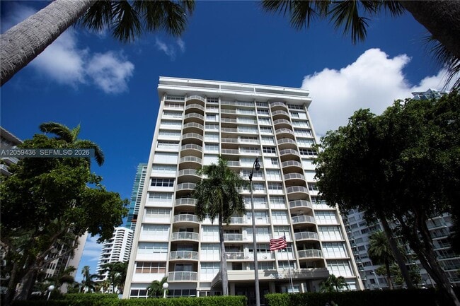 Building Photo - 1420 Brickell Bay Dr