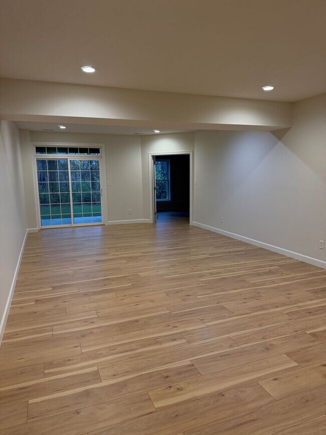 Building Photo - Available Nov 21st, 2025!!