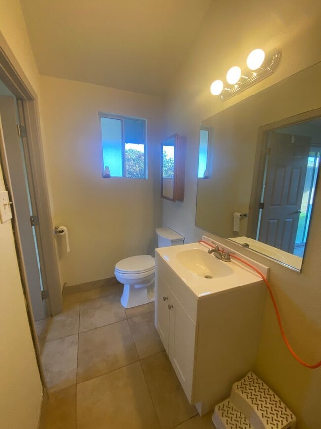 Building Photo - Great price for this 3 Bedroom 1.5 Bathroo...