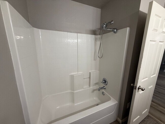 Building Photo - 4 BED! Cozy Home on Large CORNER Lot!