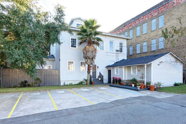 Building Photo - 306 E Victory Dr