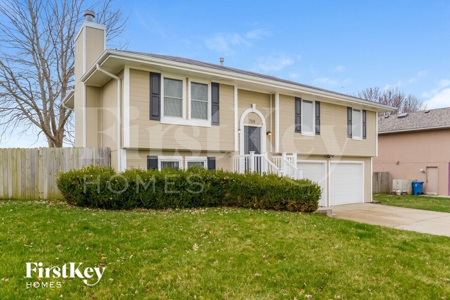 Building Photo - 709 E 16th St