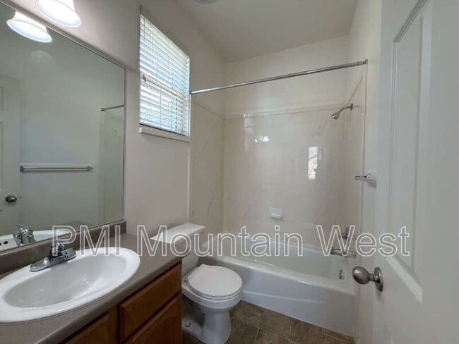 Building Photo - 443 Kent Dr