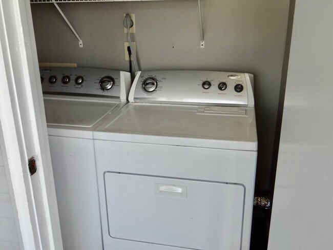 Building Photo - Beautifully Remodeled and Furnished Rental...