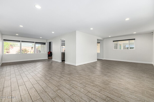 Building Photo - 3930 E Oak St