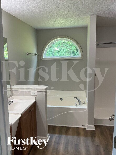 Building Photo - 3349 Meadovista Dr