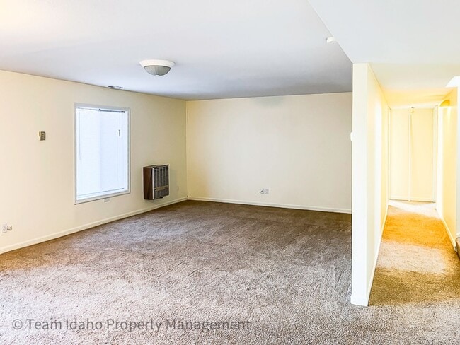 Building Photo - 5 bedrooms, 3 baths, and 3004 sqft Single Family Home