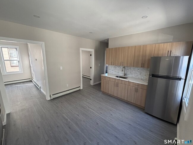 Building Photo - 84 Waldorf Ave