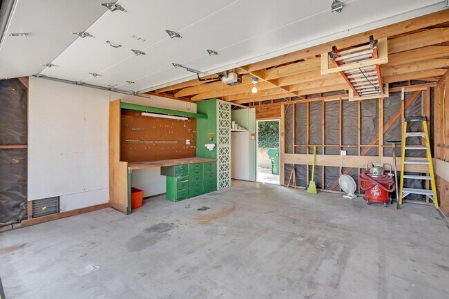 Building Photo - Single Level Family House