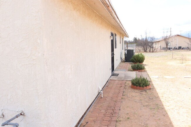 Building Photo - Large Backyard