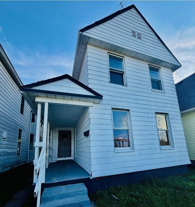 Building Photo - 326 Ash St