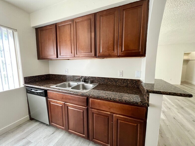 Building Photo - 3728 S Bentley Ave