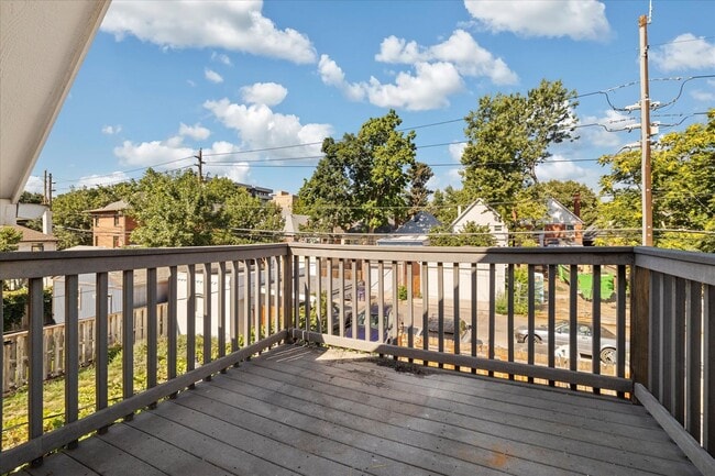 Building Photo - Spacious studio loft in the highly sought-...