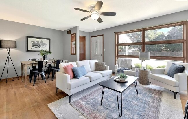 Building Photo - 211 E Meadowlark Rd