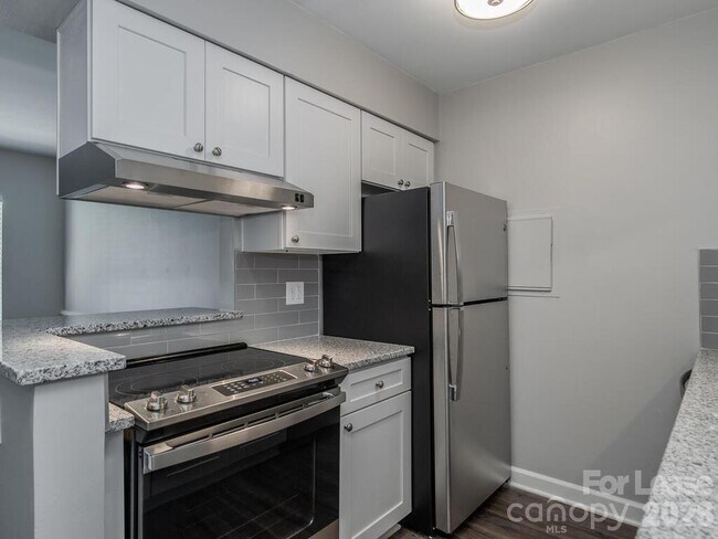 Building Photo - 406 W 9th St