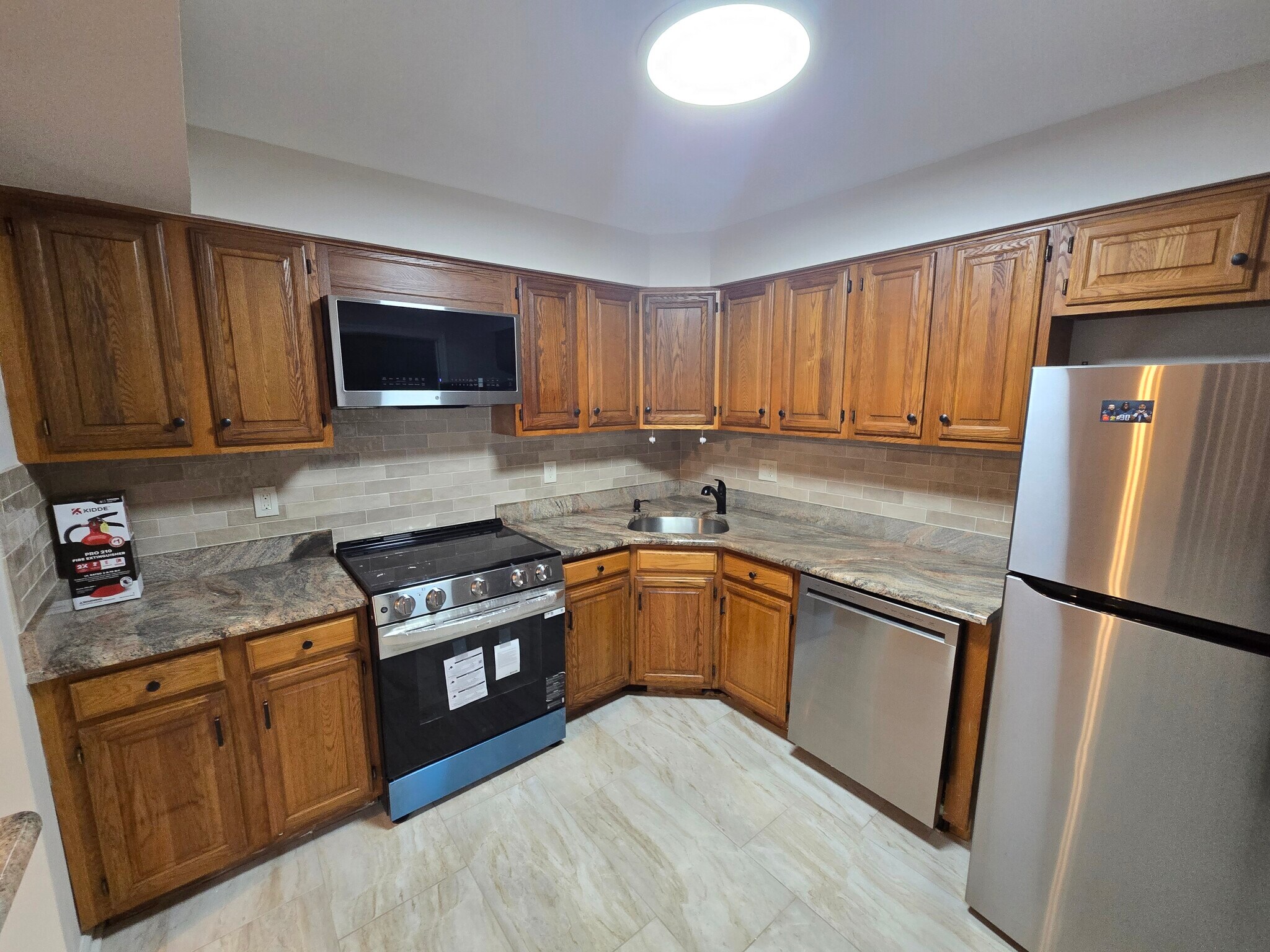 Building Photo - 6 Canterbury Ct