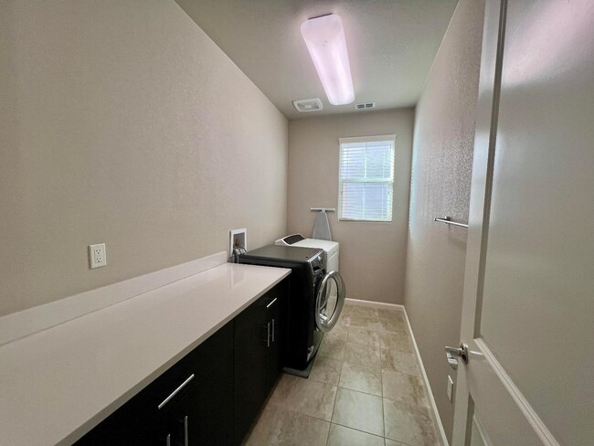 Building Photo - 533 Aspen Pl