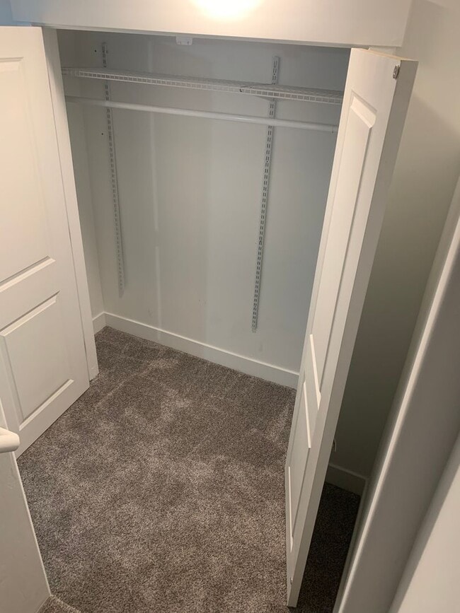 Building Photo - *ROOM ONLY* Beautiful Willow Point Townhome LOOKING FOR FEMALE ROOMMATE-ROOM AVAILABLE