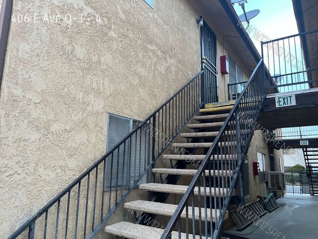 Building Photo - EAST PALMDALE 2BD/ 1 BATH 2ND FLOOR APT