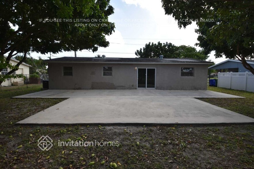 Building Photo - 427 SW 65th Ave
