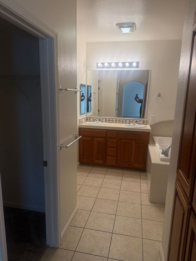 Building Photo - Stunning 2-bedroom, 2-bathroom townhouse