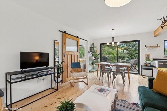 Building Photo - Furnished 2 Bed 2 Bath Columbia Falls Home