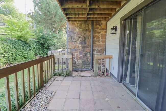 Building Photo - $1,655 / 2 Bed / 2 Bath / 1,150 sqft REMOD...