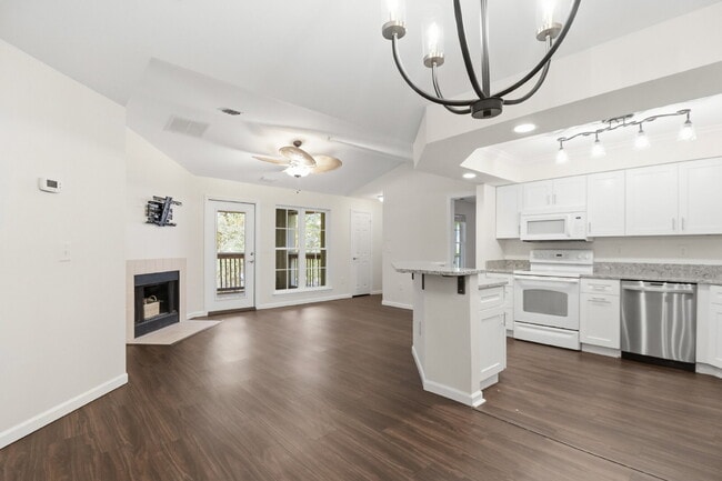 Building Photo - "Discover Coastal Comfort: Spacious 2-Bed, 2-Bath Condo at Summer House, Hilton Head Island!"