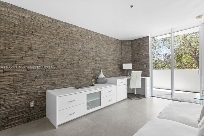 Building Photo - 1428 West Dr
