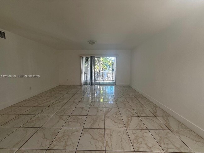 Building Photo - 10393 N Kendall Dr