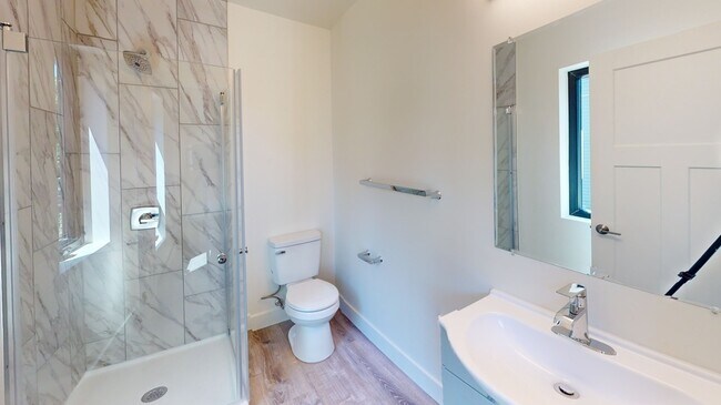 Building Photo - 911 S Main-911-202