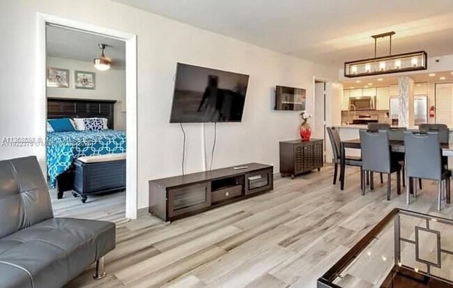 Building Photo - 1717 N Bayshore Dr