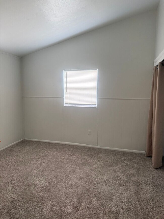 Building Photo - 3 bedroom 1 bath