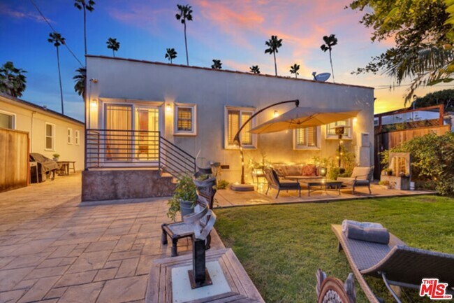 Building Photo - 326 N Doheny Dr