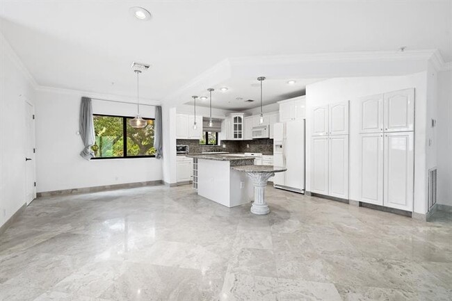 Building Photo - 1260 N Riverside Dr