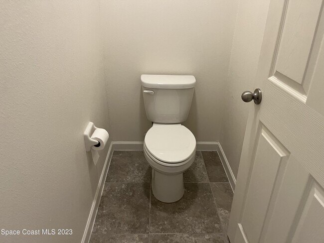 Building Photo - 388 Guinevere Dr SW