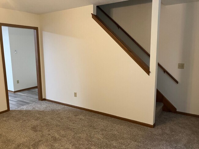 Building Photo - Troy Crossing - 2 Bedroom & 1.5 Bath Townh...