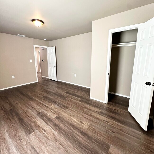 Building Photo - 524 46th St