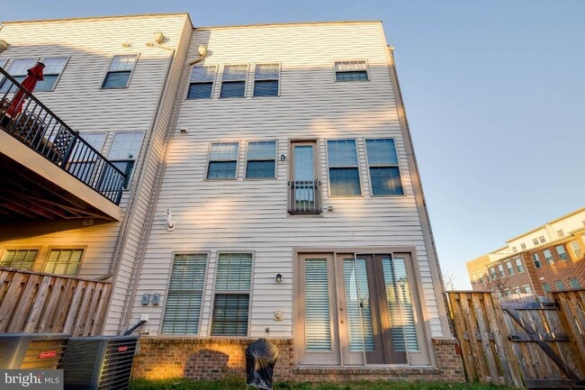 Building Photo - Stunning, light-filled end unit townhome in sought-after Brambleton community.