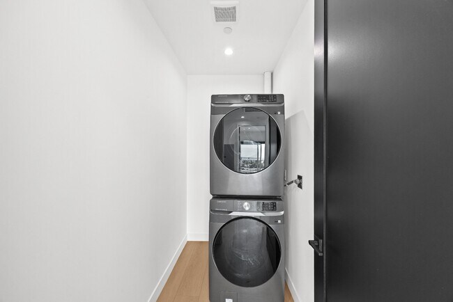 Building Photo - Bright and Spacious Newly Renovated Townhome | 5 Bedroom | 5 Bathroom | Parking Included