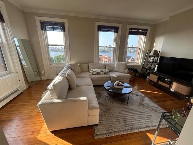 Building Photo - 483 Beacon St