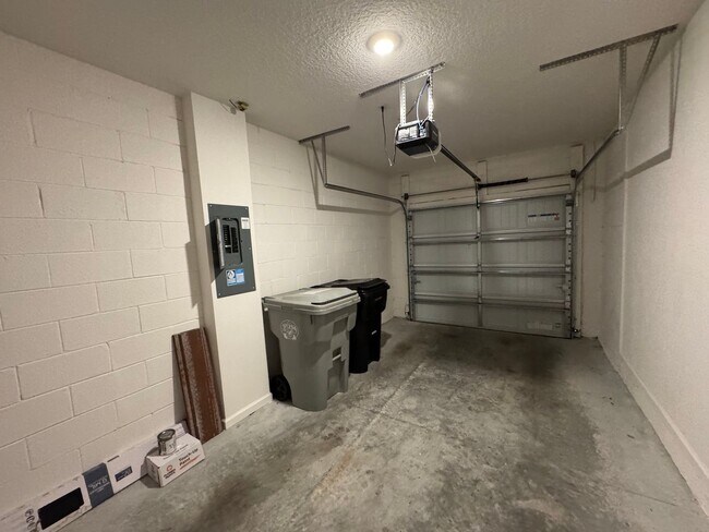 Building Photo - 3 BD/2.5 BA Home, Modern Elegance Meets Ev...