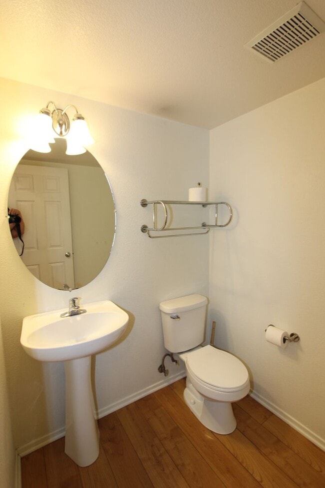 Building Photo - Beautiful 3 Bedroom 2.5 bathroom townhome ...