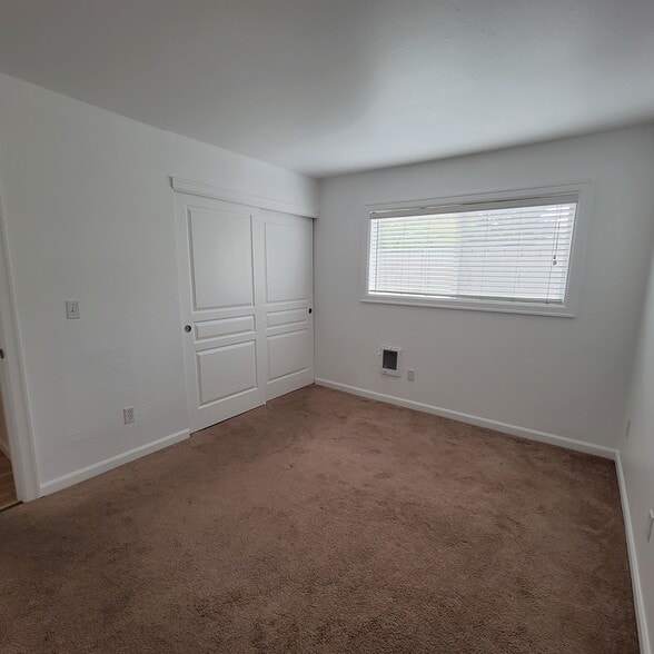 Building Photo - 7023 N Burlington Ave