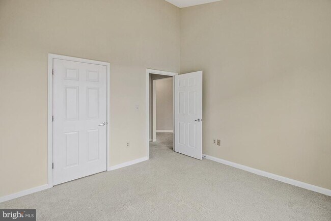 Building Photo - 801 S Greenbrier St