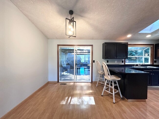 Building Photo - 3 Bed 2.5 Bath 3 Level Home w/ Furnished B...